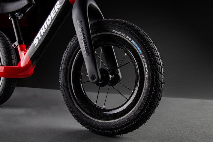 幼児向けランニングバイク「ストライダー」にフルカーボン製モデルが